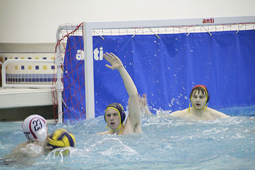Men’s waterpolo loses undefeated record after falling to New Trier