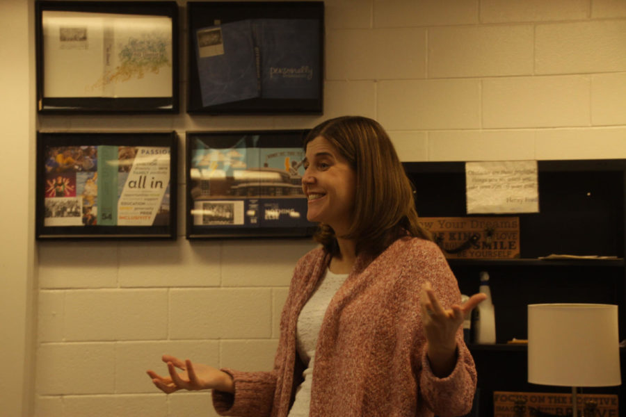 PASSIONATE PROFESSOR: Smiling at one of her classes, Yearbook Advisor Brenda Field goes over the deadlines with her students. Field was honored for her journalistic achievements in and out of the classroom with the NSPA Pioneer Award.