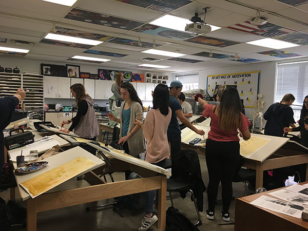 MODEL MANIA: Painting on canvases, students partake in a real life modeling project last year. Each student is able to depict the model in their own style. Photo courtesy of Stephanie Fuja
