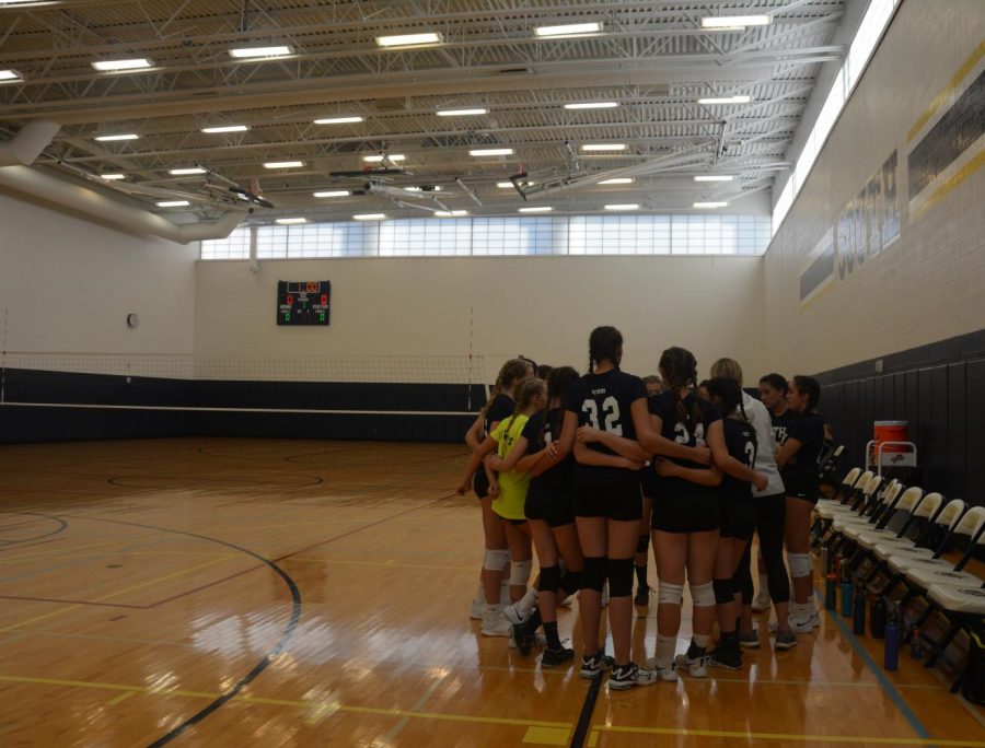 Fearless Freshmen: Standing together in unity, the freshman girls volleyball team huddles together to discuss their practice. Being a part of a team creates a sense of belonging as they start off the year at South, according to freshmen Teighan Harris.