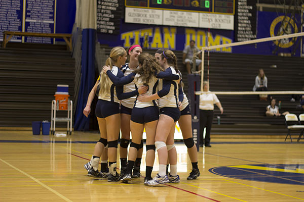 Women’s volleyball defeats GBN, Loyola with help of large senior class