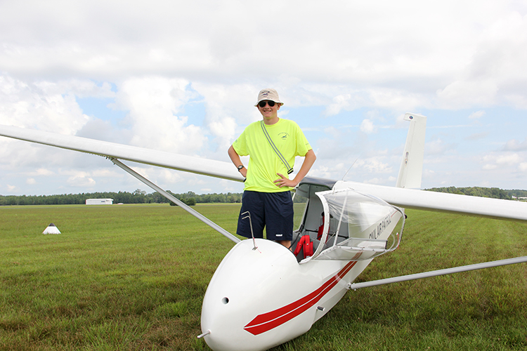 Sophomore Phillip Norton takes to the skies, pursues aviation career