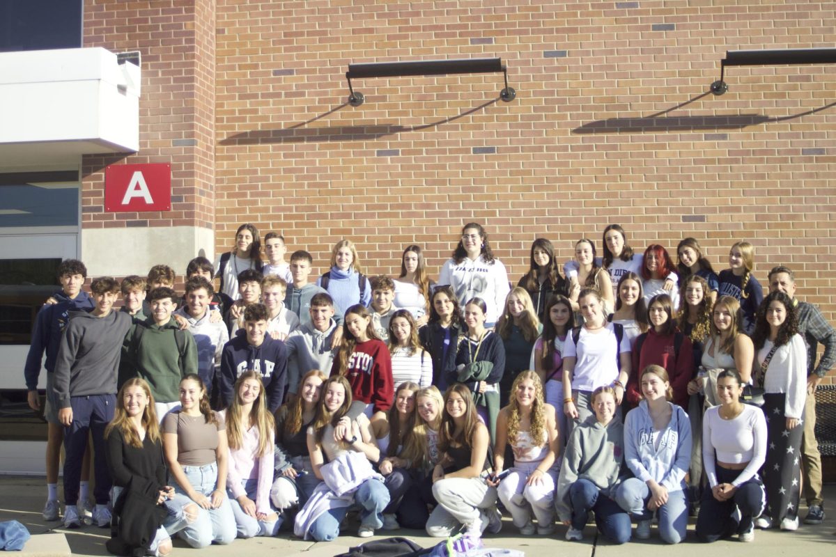 BIENVENIDOS!: Students from high schools Tháder and Gabriel Miró from Orhiuela, Spain smile for a photo with South exchange students.
The Spanish students visited South and embarked on several trips to and around Chicago in September. The Spanish group stayed for 10 days, and
participated in many South activities, including Homecoming.