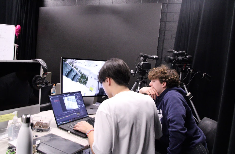 TV HARD AT WORK: Senior Kendrick Lee and sophomore Luca Mariani (left to
right), intently edit “How to Fry a Turkey”, with Lee assisting Mariani on the visual effects. Mariani started off as a Beginning TV student this year but moved to the Advanced TV group this semester, building connections with people like Lee in the stacked class. 