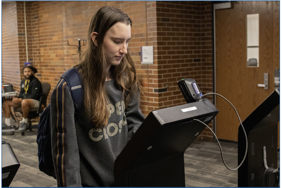 EXPANDING STUDENT PRIVILEGES: Senior Mira Larkin takes advantage of her new SRT by signing out of the building during the second half of her Gold 4 BlendEd SRT. Larkin likes how her BlendEd SRT gives her a chance to go decide whether she stays at school or goes home. 